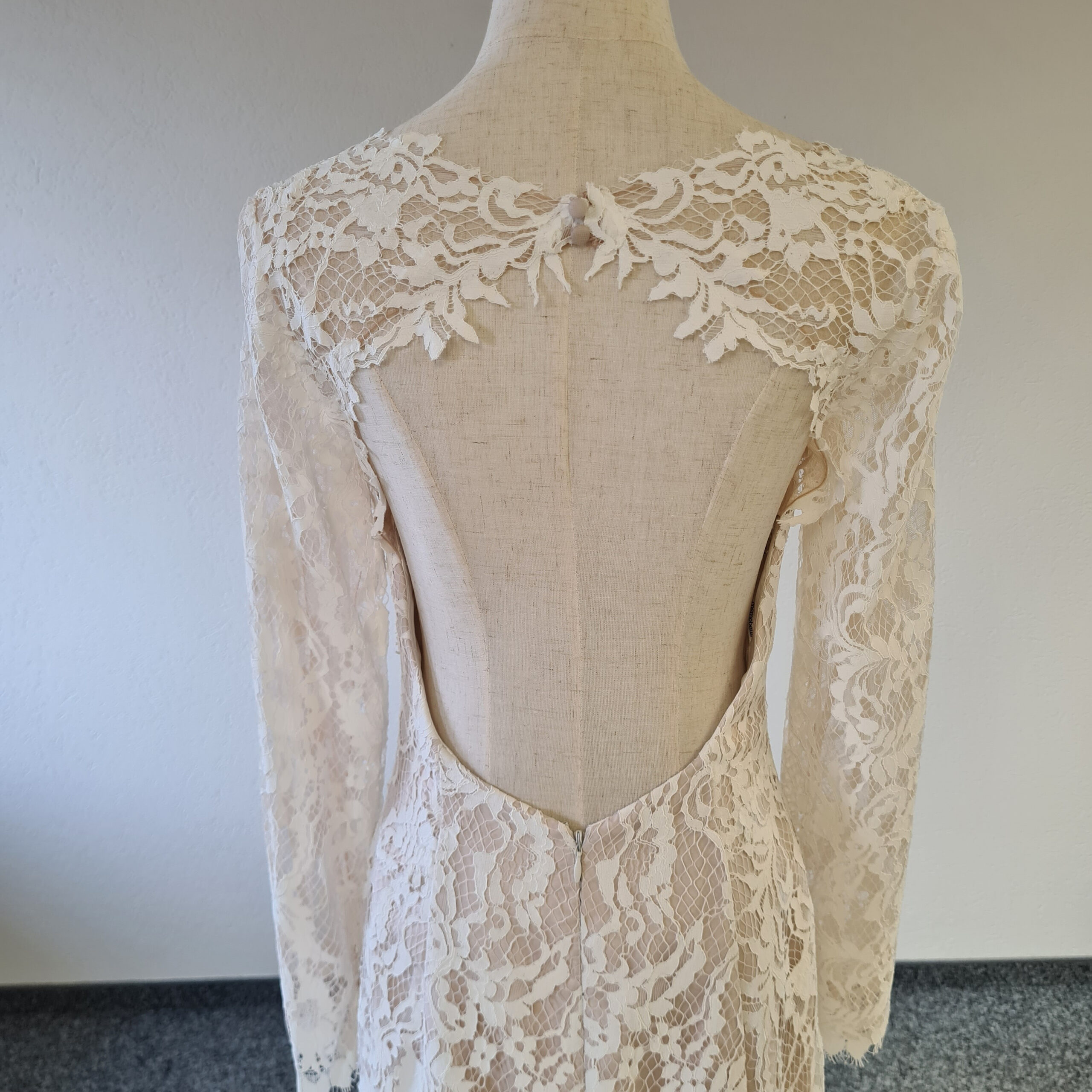 Spitzenkleid Nude mit Ärmel