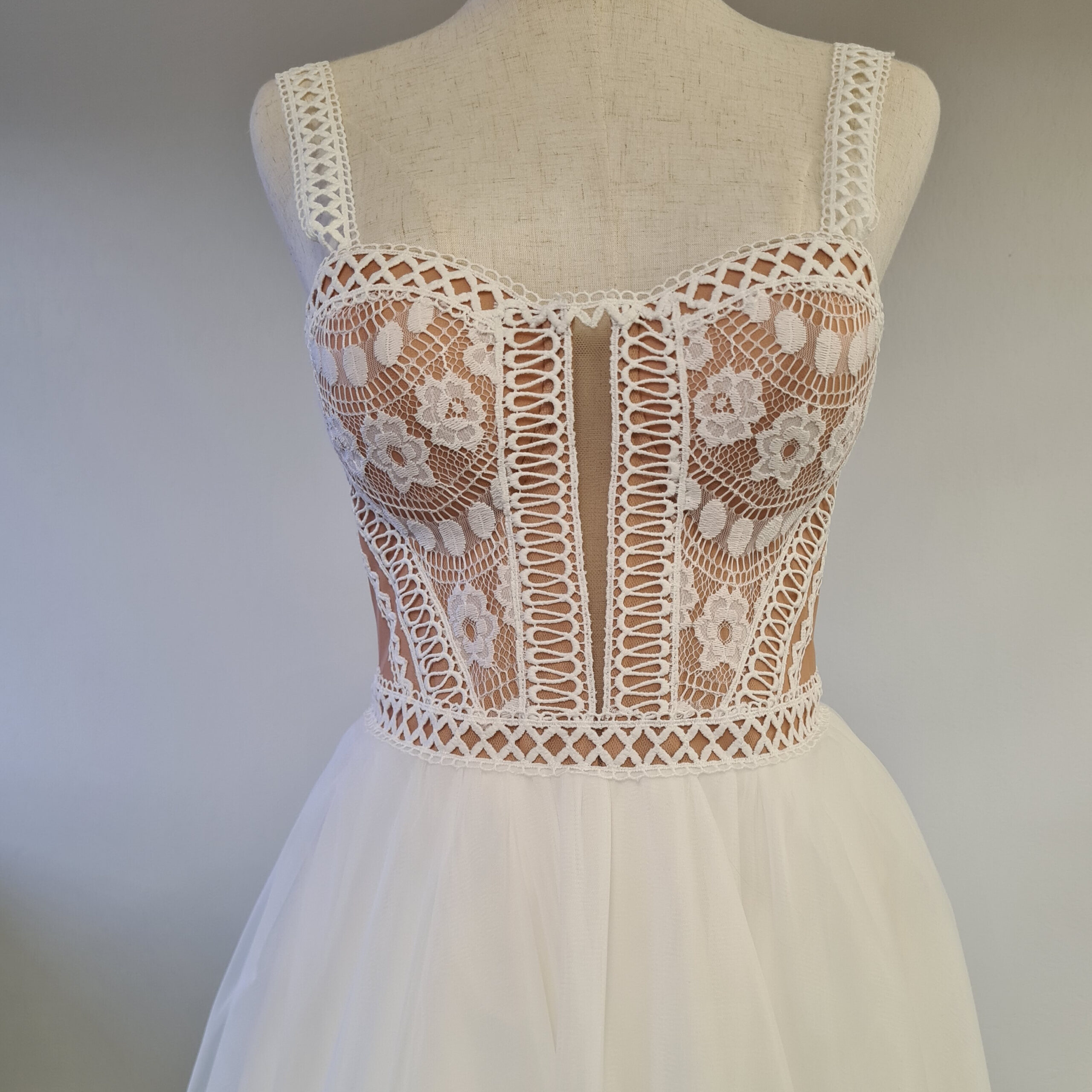 Pompöses Bohokleid mit hautfarbener Corsage